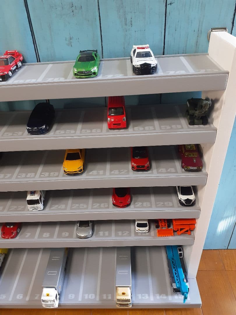 自作トミカ収納棚6段75台1段目ロングトミカ仕様