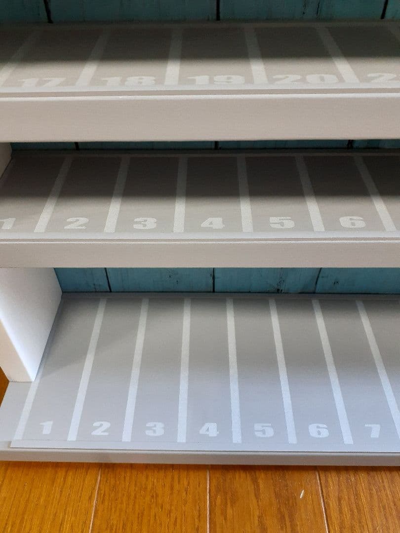 自作トミカ収納棚6段75台1段目ロングトミカ仕様
