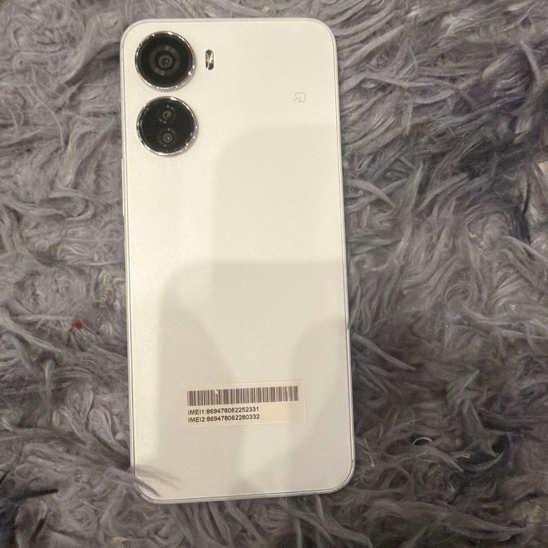 ホワイト スマートフォン デュアルカメラ