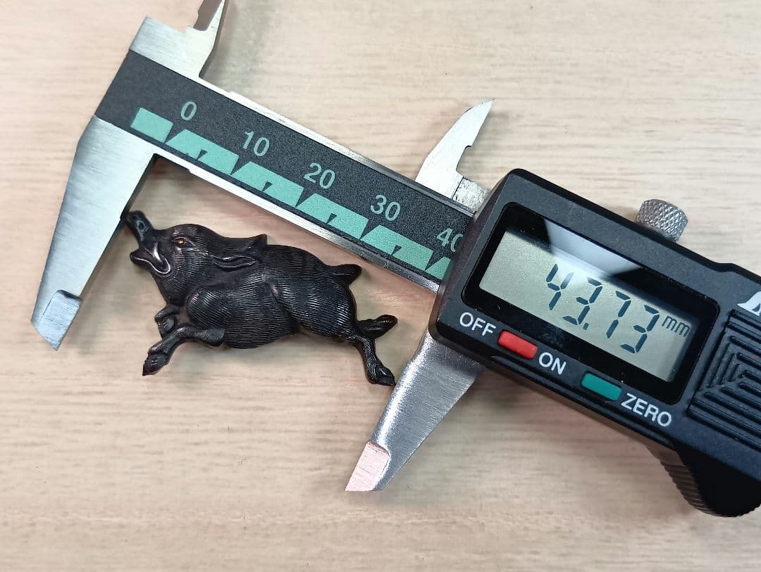 煙草入れ／超絶技巧前金具猪図／在銘あり