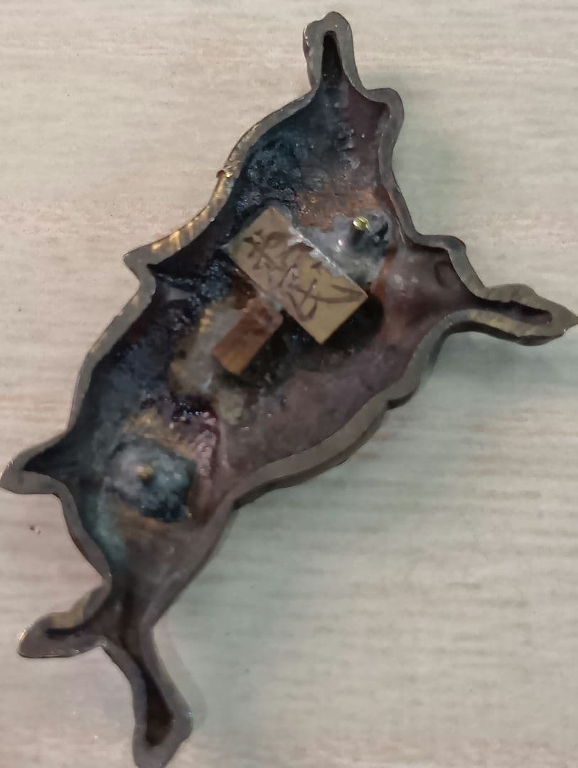 煙草入れ／超絶技巧前金具猪図／在銘あり