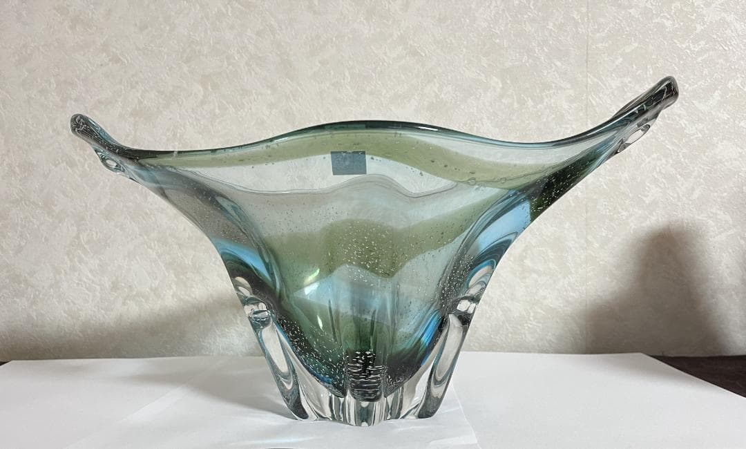 津軽びいどろ　青緑色の流線型ガラス花器