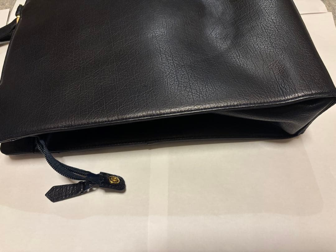 【Yves Saint Laurentレザーバック】ネイビー