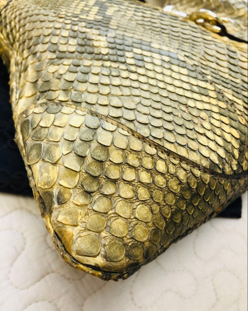 GUCCI ミディアムショルダーバッグ レアなゴールドパイソン 蛇の本革 美品