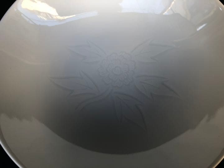 井上萬二作　白磁牡丹彫文　菓子鉢