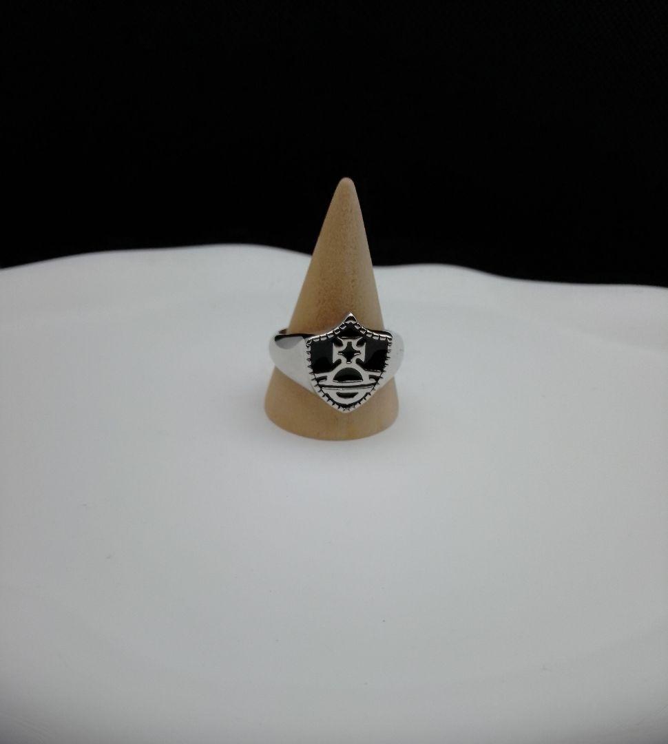 ヴィヴィアン　シールド型　リング