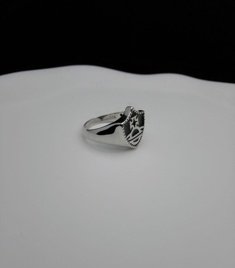 ヴィヴィアン　シールド型　リング