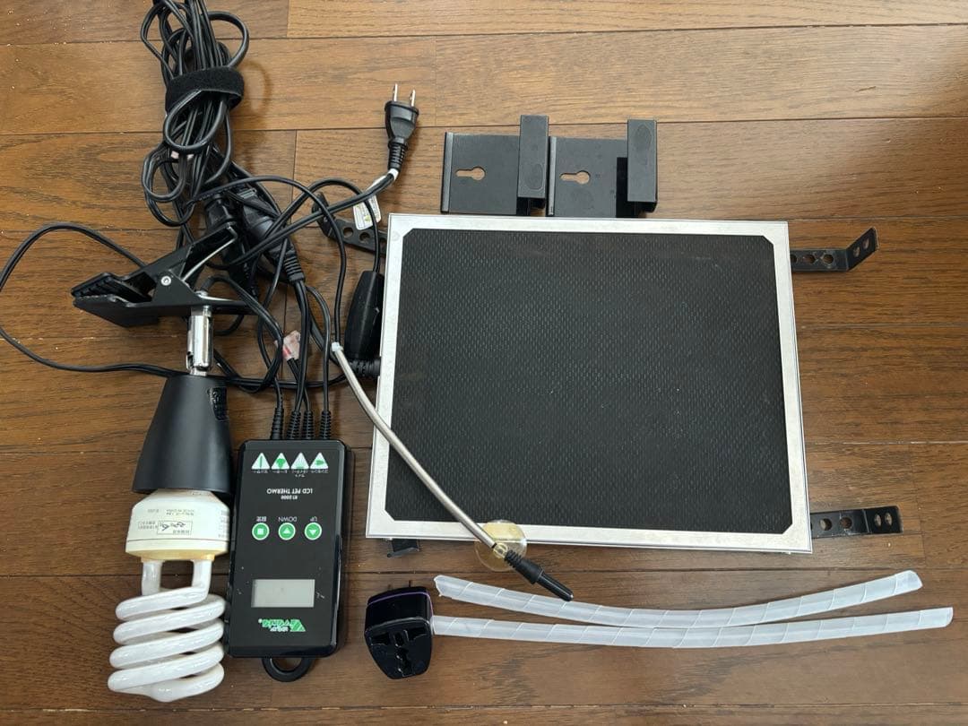 ガラス製飼育ケージと付属品一式