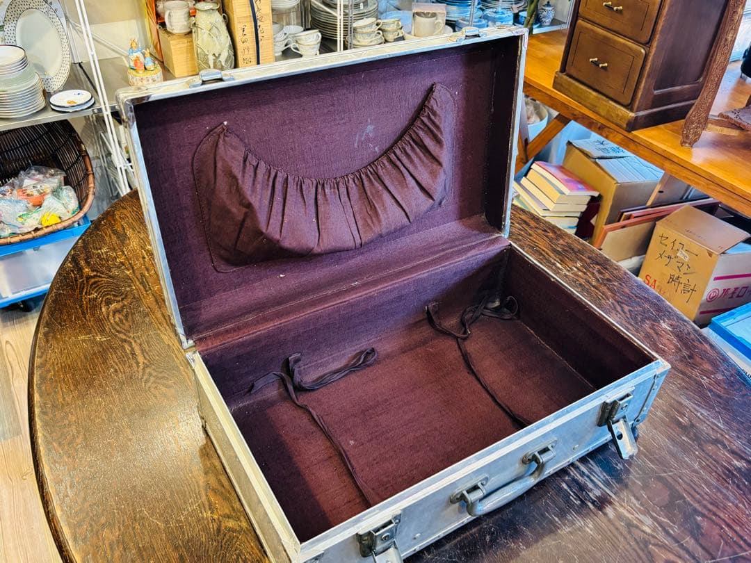 ヴィンテージ　トランク　金属製　取手も金属　シルバー　アタッシュケース　高級