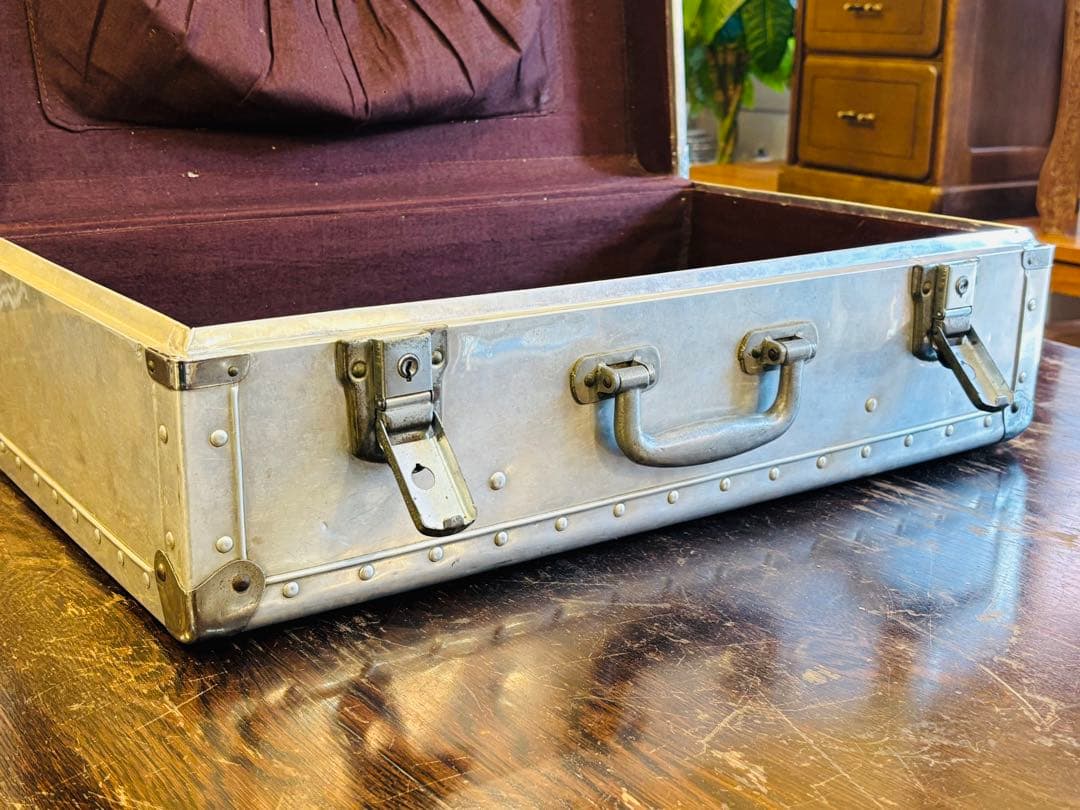 ヴィンテージ　トランク　金属製　取手も金属　シルバー　アタッシュケース　高級