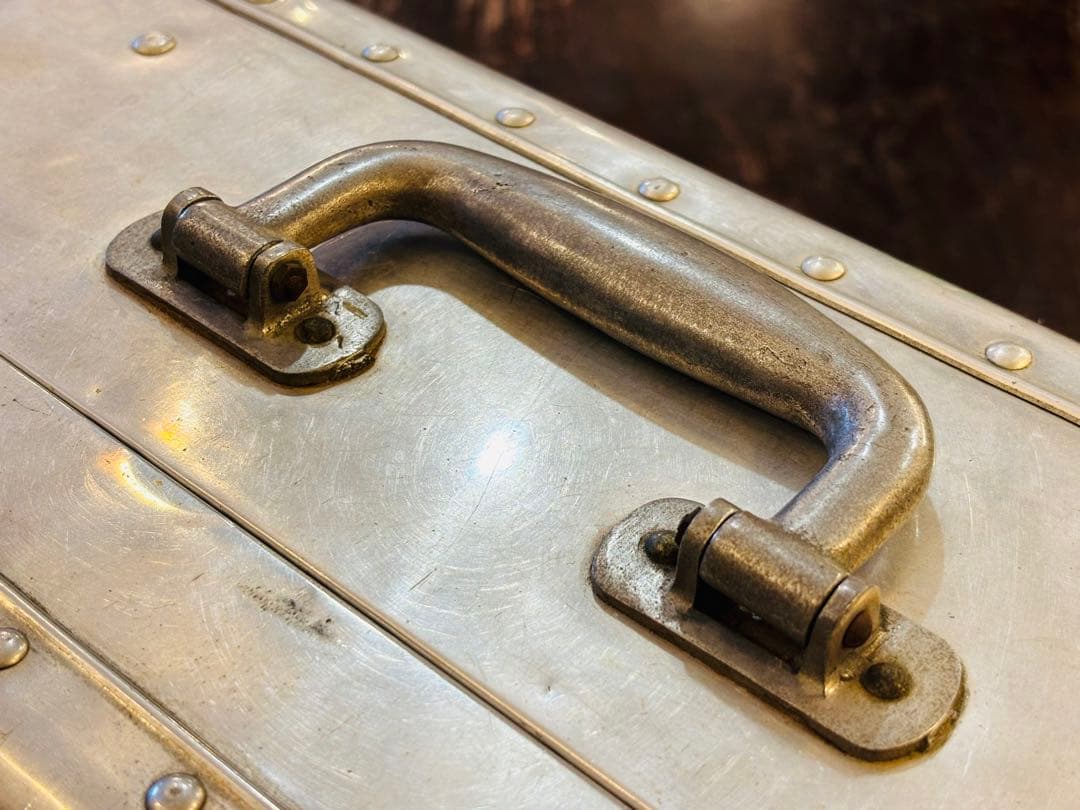 ヴィンテージ　トランク　金属製　取手も金属　シルバー　アタッシュケース　高級