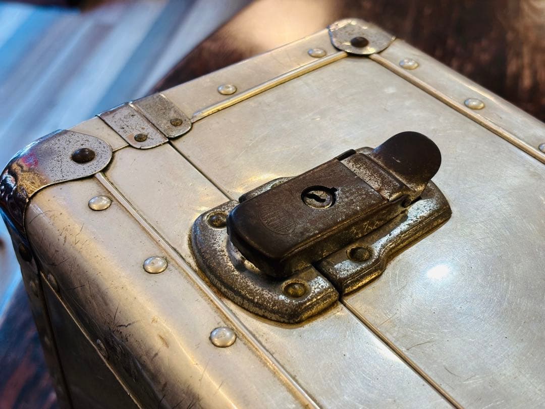 ヴィンテージ　トランク　金属製　取手も金属　シルバー　アタッシュケース　高級