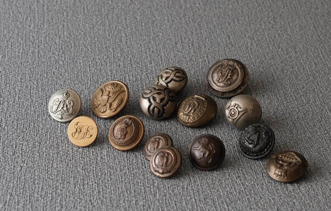 14 イギリス系アメリカ人のヴィンテージボタン紋章（手芸素材／手芸用品）