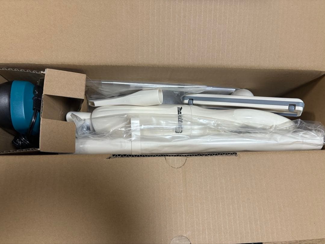 【新品】makita 充電式クリーナー CL070DS バッテリ・充電器付き