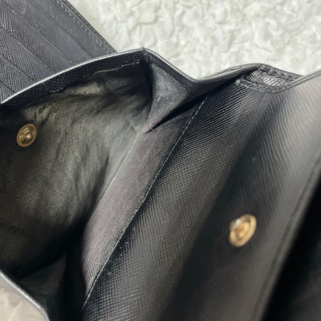 美品✨プラダ　三つ折り財布　サフィアーノ　レザー　三角ロゴ　プレート　ブラック