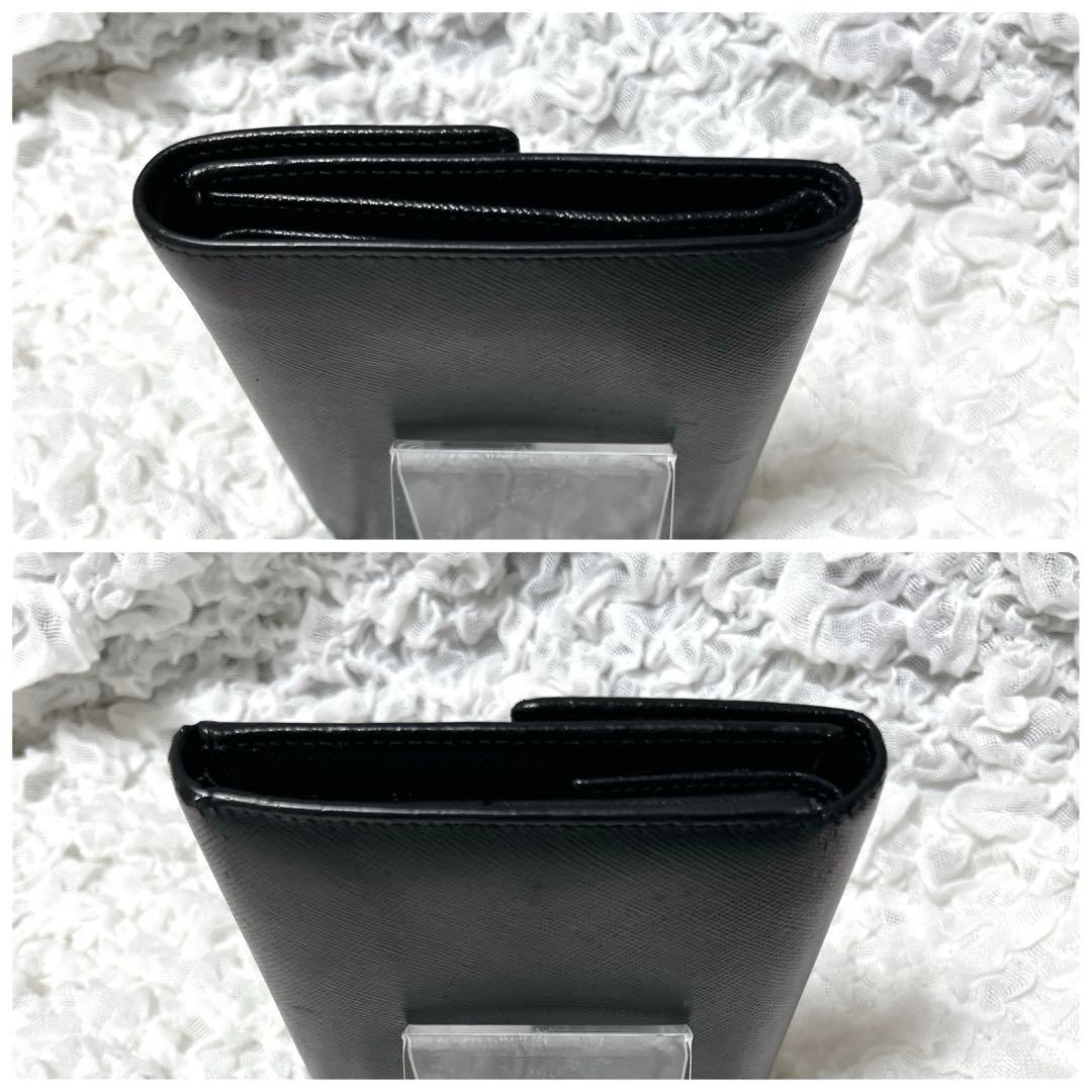 美品✨プラダ　三つ折り財布　サフィアーノ　レザー　三角ロゴ　プレート　ブラック