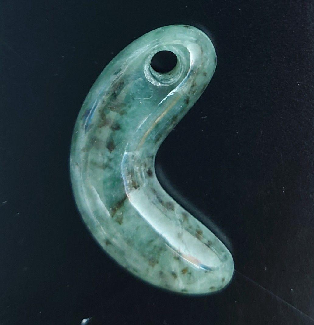 【7月末まで】糸魚川翡翠　勾玉　スレンダー