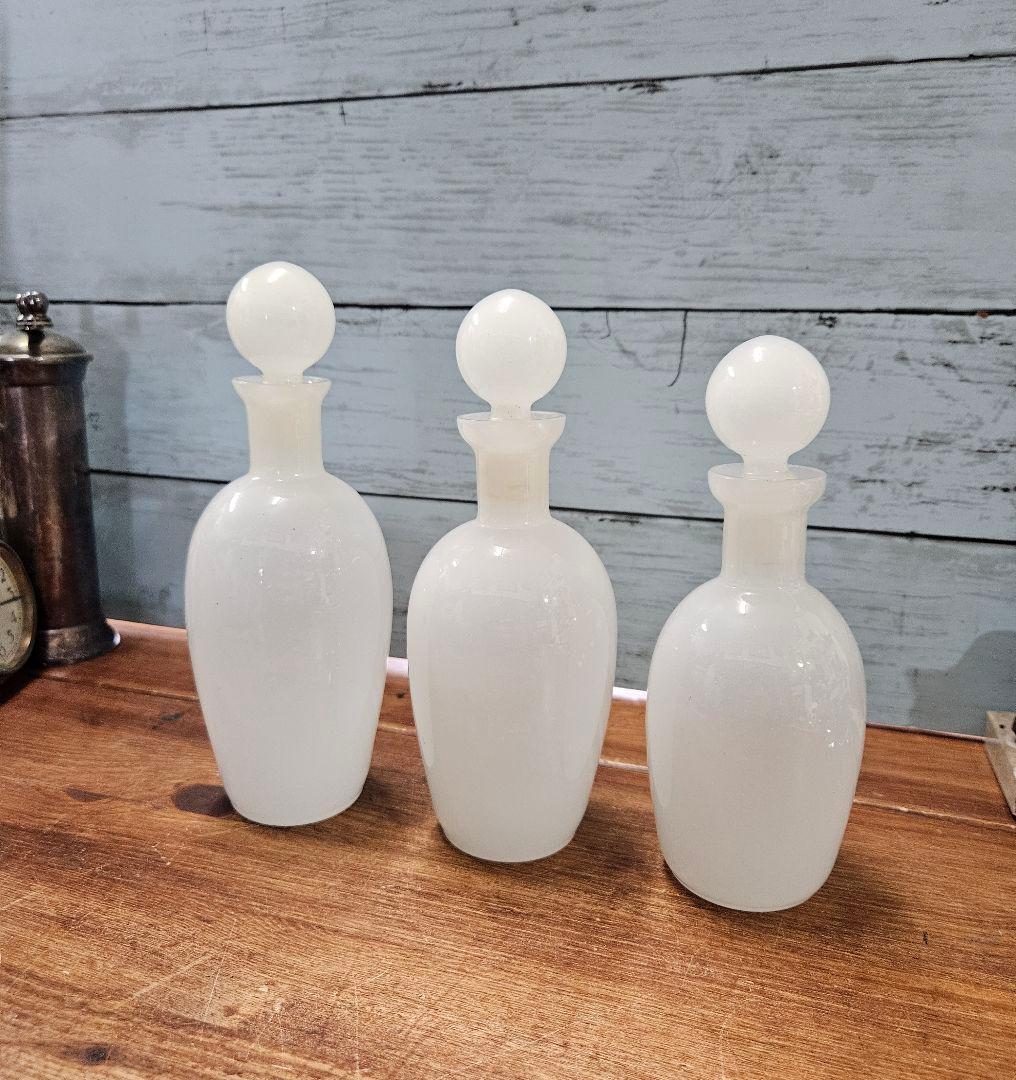 フランスアンティーク オパリンガラスの香水瓶 3本セット ボトル 蓋付き 花瓶