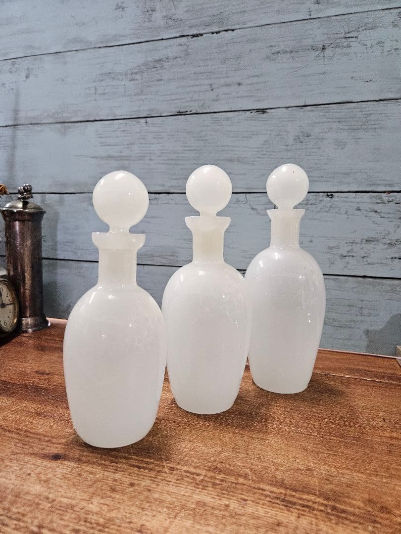 フランスアンティーク オパリンガラスの香水瓶 3本セット ボトル 蓋付き 花瓶