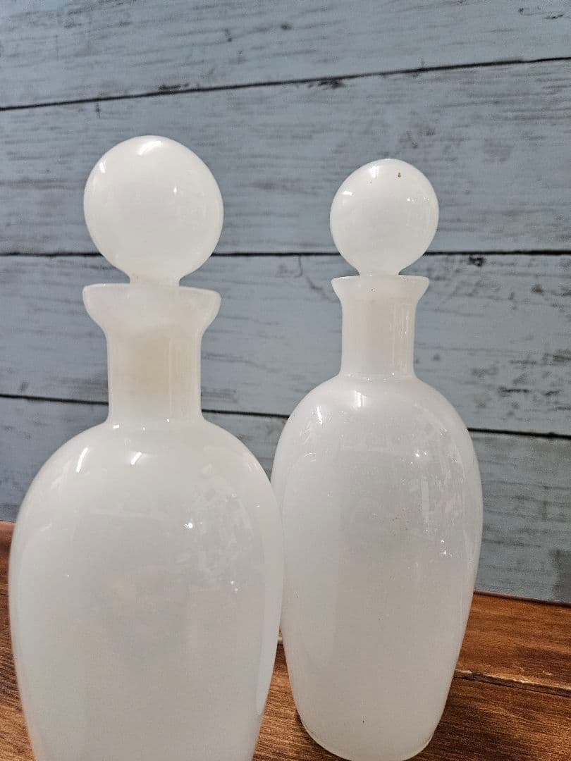 フランスアンティーク オパリンガラスの香水瓶 3本セット ボトル 蓋付き 花瓶