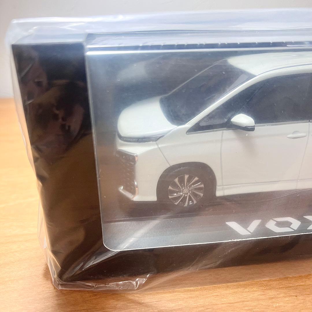 トヨタ ヴォクシー カラーサンプル 1/30スケール ミニカー ホワイトパール