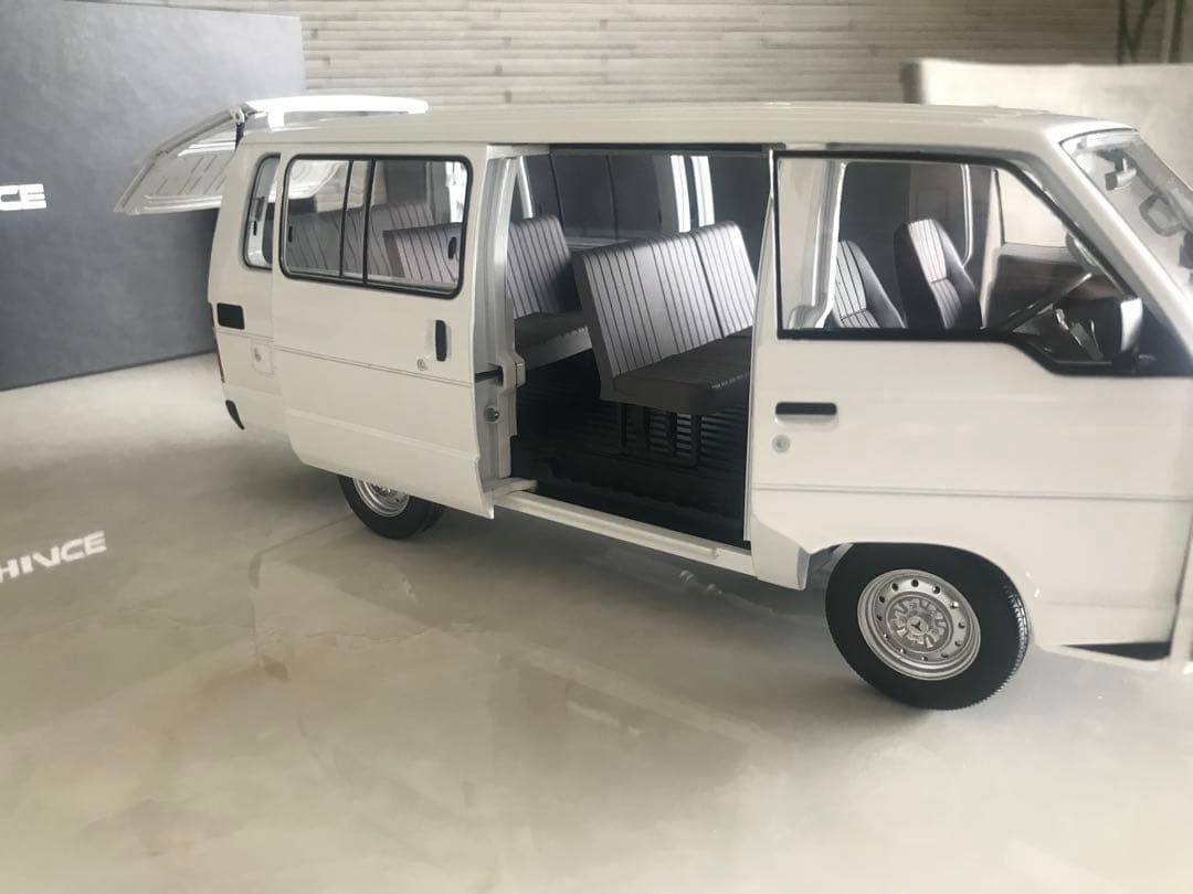 プライスダウン！トヨタハイエース1/18 TOYOTA H50 White