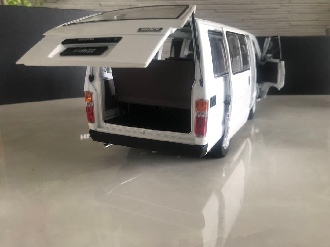 プライスダウン！トヨタハイエース1/18 TOYOTA H50 White