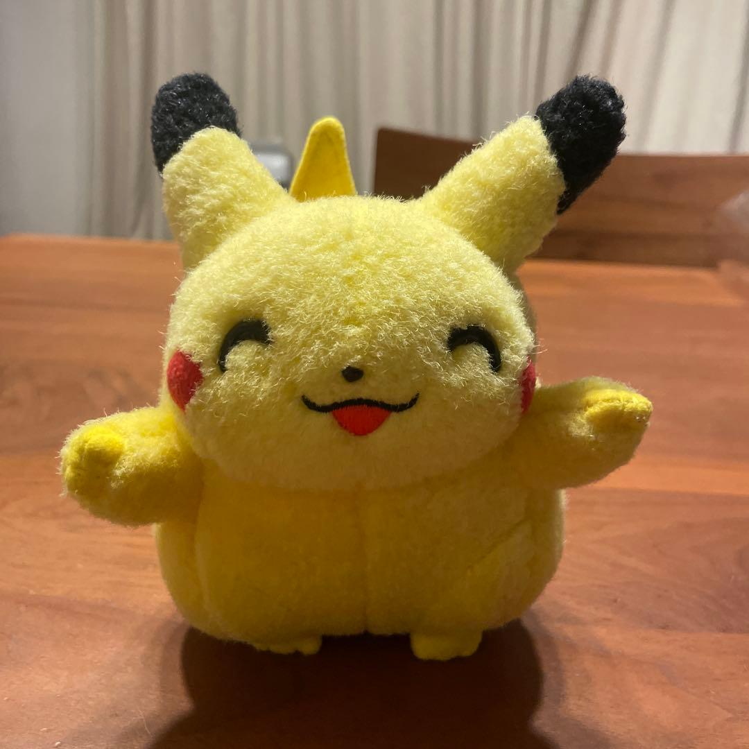 ピカチュウ ぬいぐるみ バンザイ　にっこり