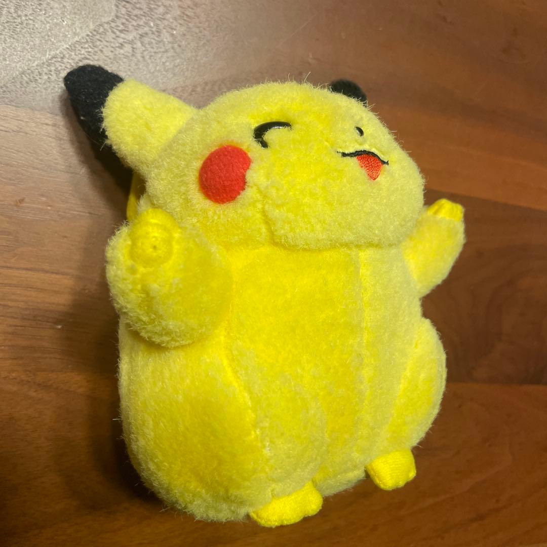 ピカチュウ ぬいぐるみ バンザイ　にっこり