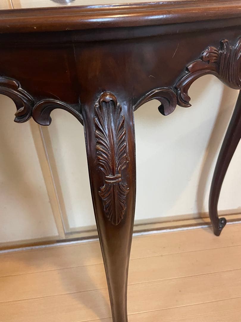 彫刻付き木製半月型テーブル