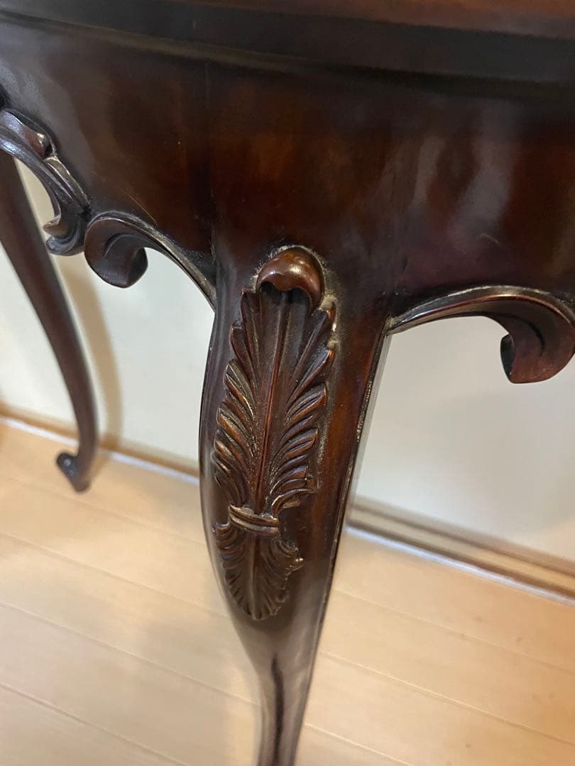 彫刻付き木製半月型テーブル