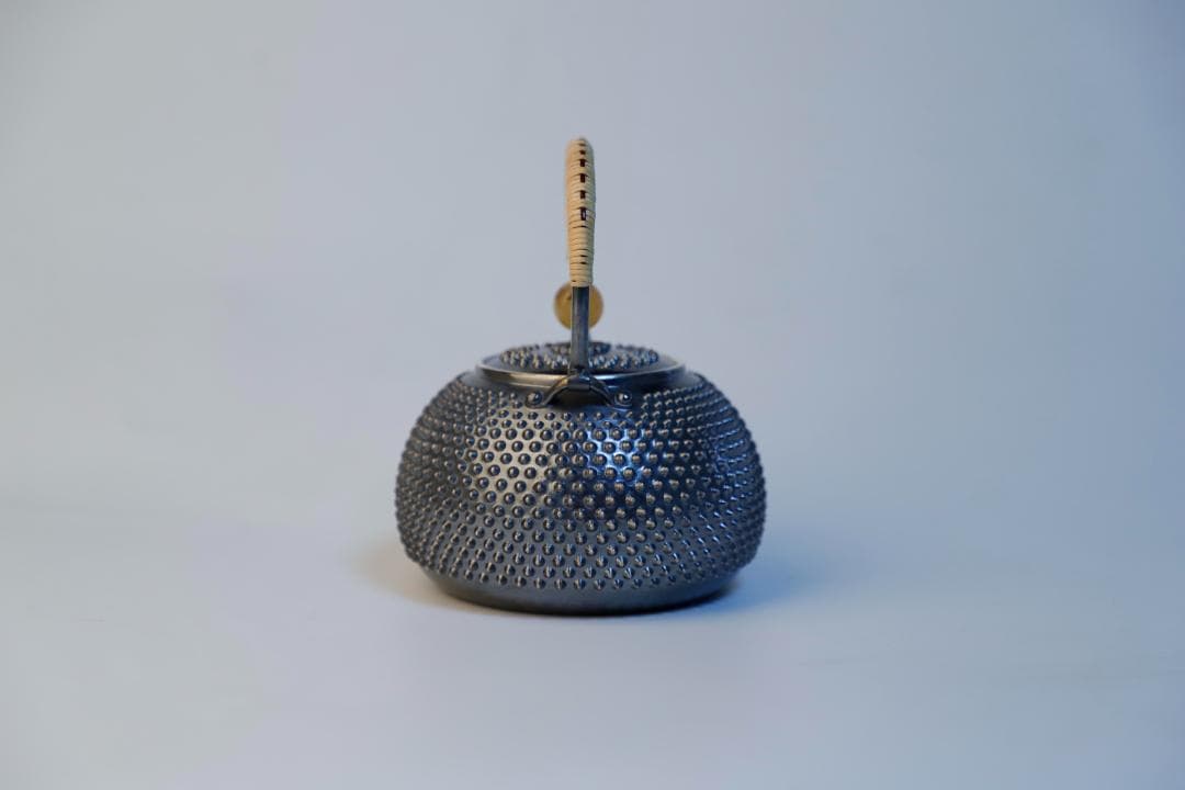 純銀製 玉霰打出 琥珀摘蓋 藤手 あられ湯沸 銀瓶 煎茶道具