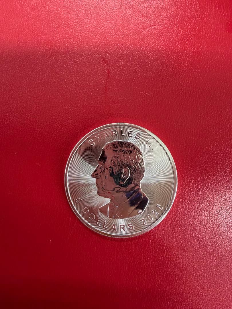 チャールズ3世5ドル銀貨とカナダメイプルリーフ銀貨セット