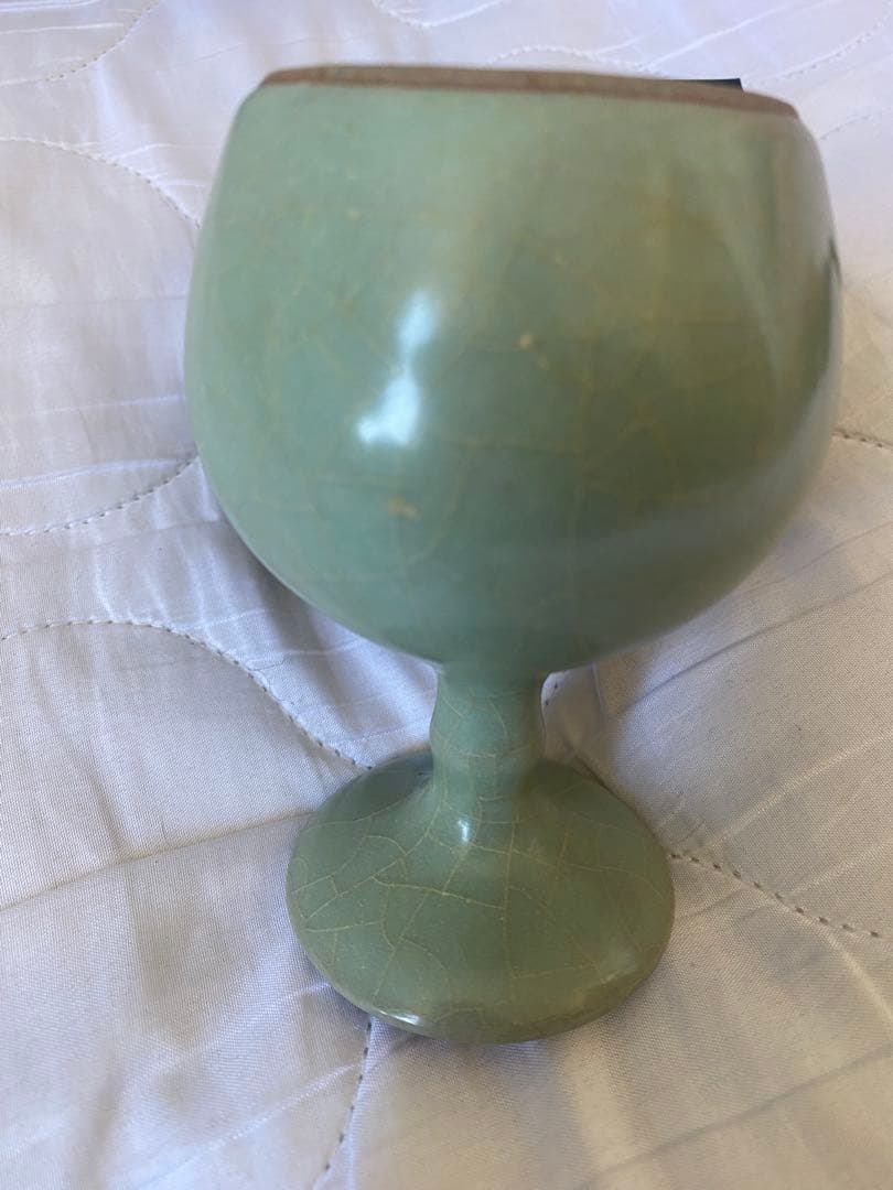 宋代青瓷高足杯、淡い緑色の脚付きカップ