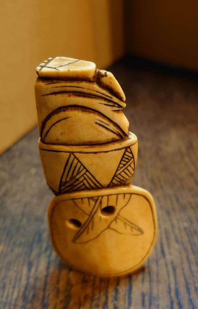 【立根付】天然素材『大袋をかつぐ髭の老人』高さ9.5cm 横幅最大4.2cm