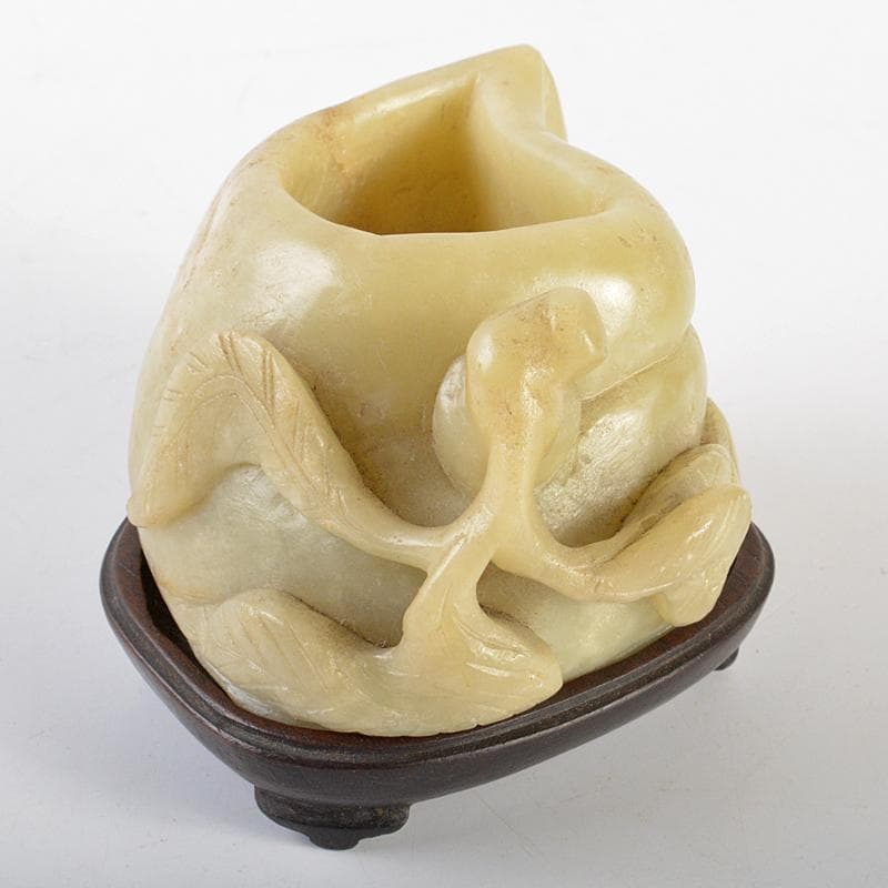 中国　玉石白玉彫刻　桃形　水孟　筆洗　唐木台・時代箱付　V　R7093