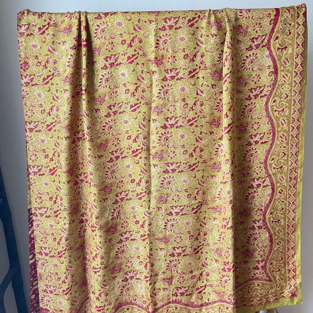 インドネシア　ジャガードシルク手描きバティック　レッド　グリーン