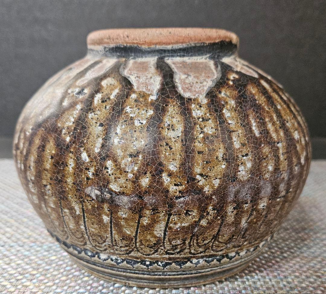 17～18世紀　東南アジア古陶磁器　安南　宋胡録　鉄釉　陰刻連弁文　ハート文　壺