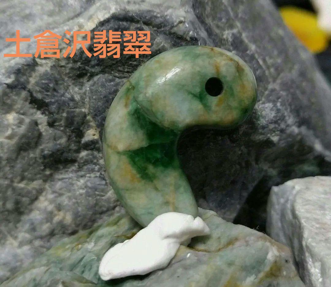 1*0様 糸魚川翡翠　土倉沢の翡翠