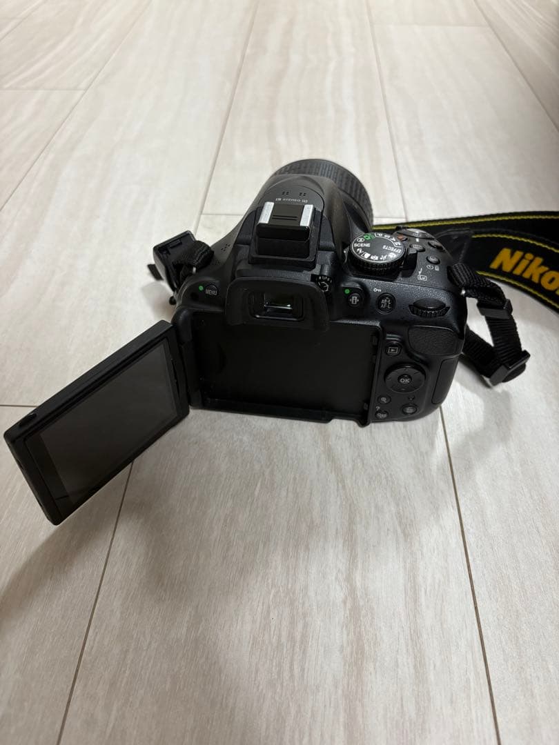 NikonのD5200 デジタル一眼レフカメラ、2レンズ18-55と55-300