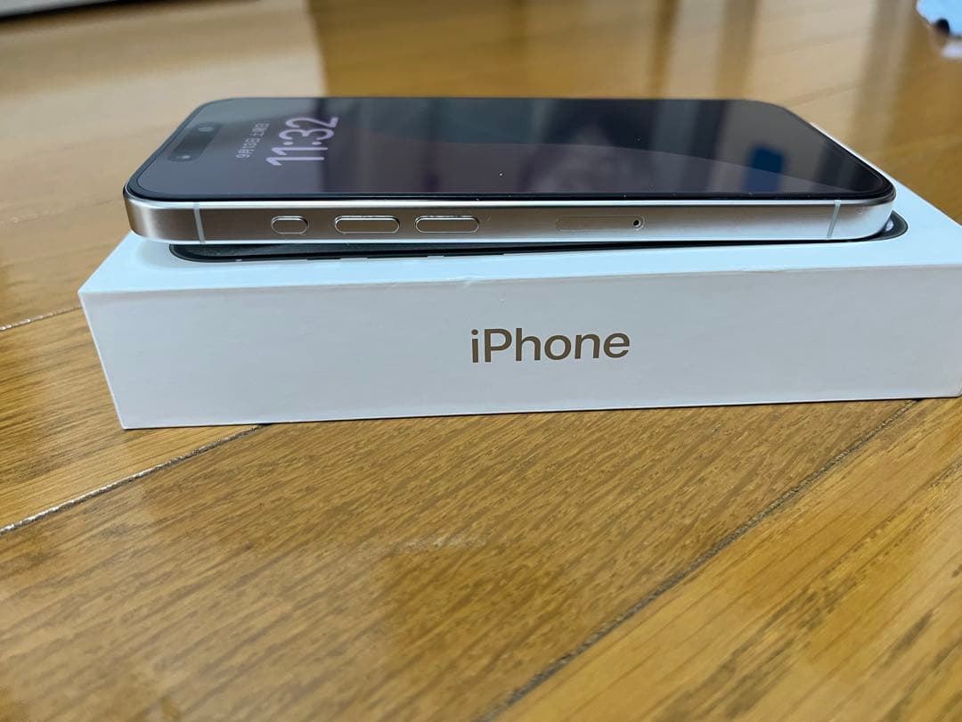 iPhone 15 Pro 本体　新品ガラスフィルム付