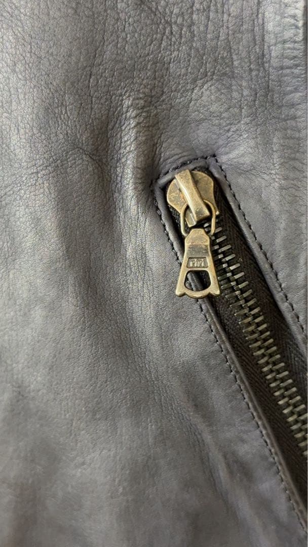 イサムカタヤマ バックラッシュ シングルレザーライダース ドイツカーフ ネイビー