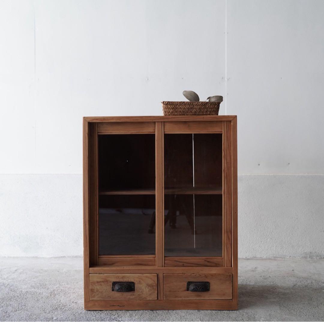 古いガラス戸棚