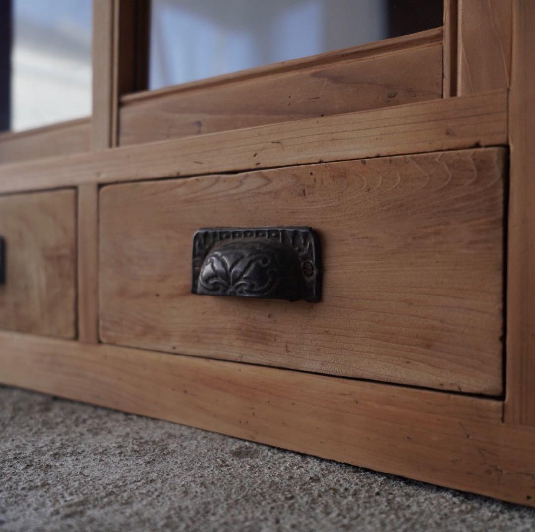 古いガラス戸棚