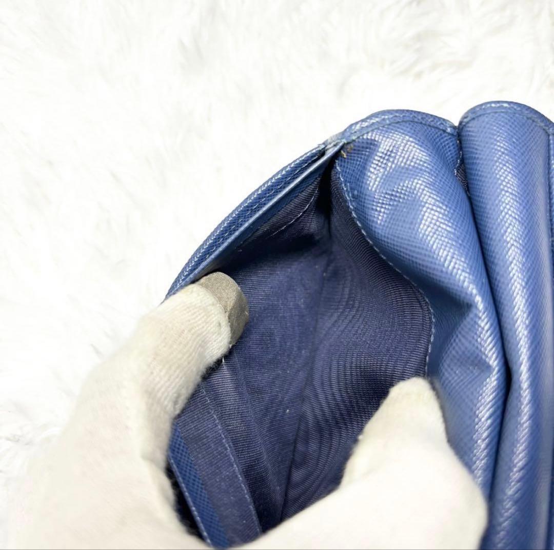 ✨美品✨ プラダ 二つ折り 財布 ゴールドロゴ サフィアーノ レザー ブルー 青