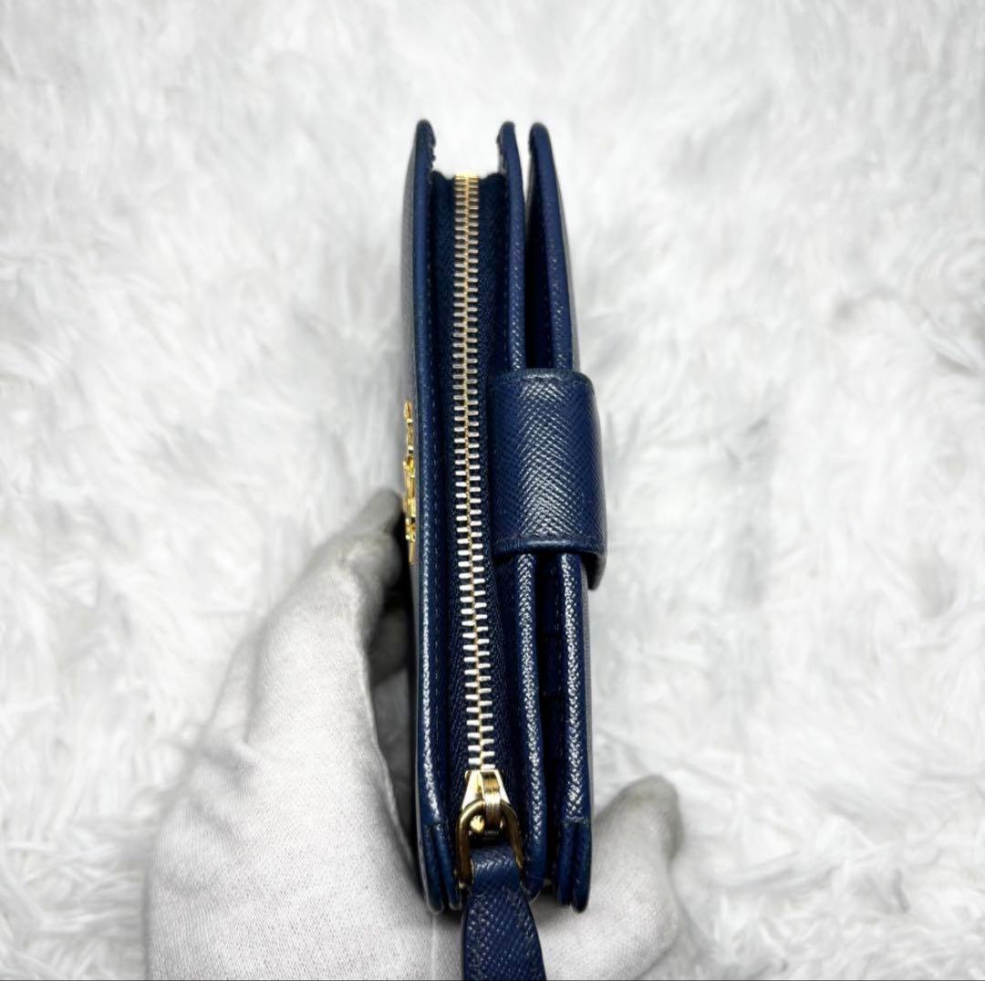 ✨美品✨ プラダ 二つ折り 財布 ゴールドロゴ サフィアーノ レザー ブルー 青