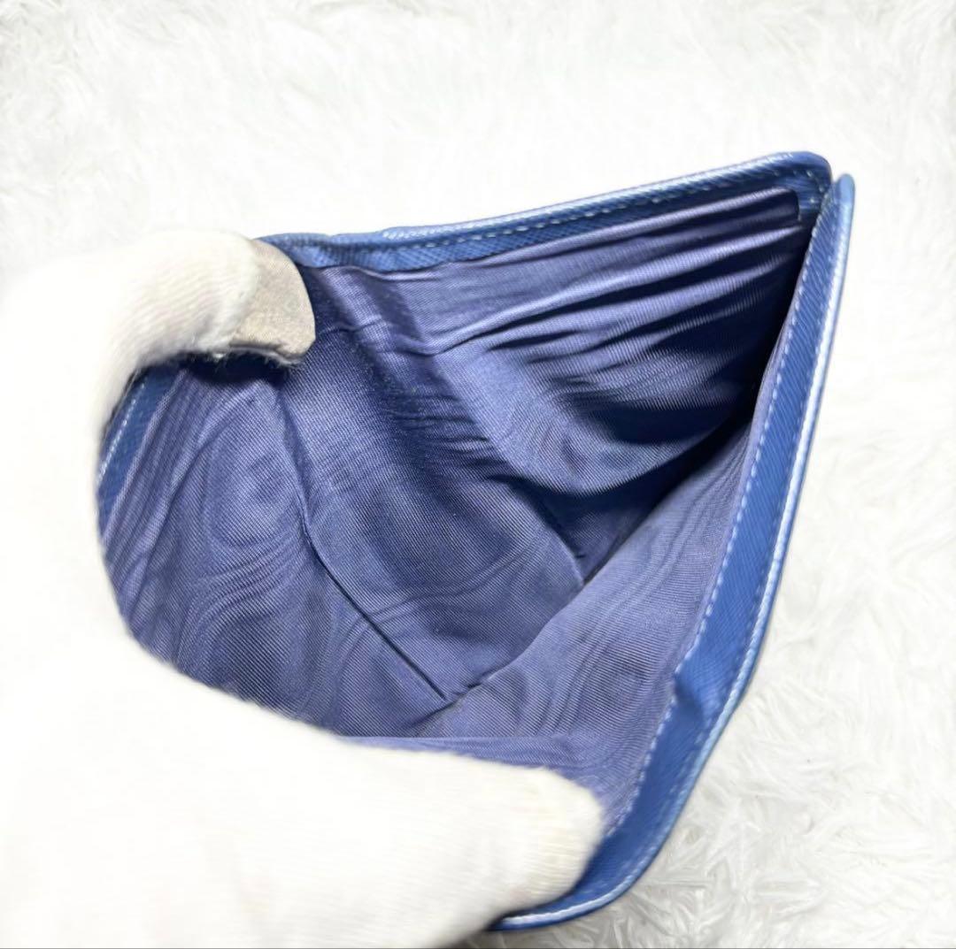 ✨美品✨ プラダ 二つ折り 財布 ゴールドロゴ サフィアーノ レザー ブルー 青