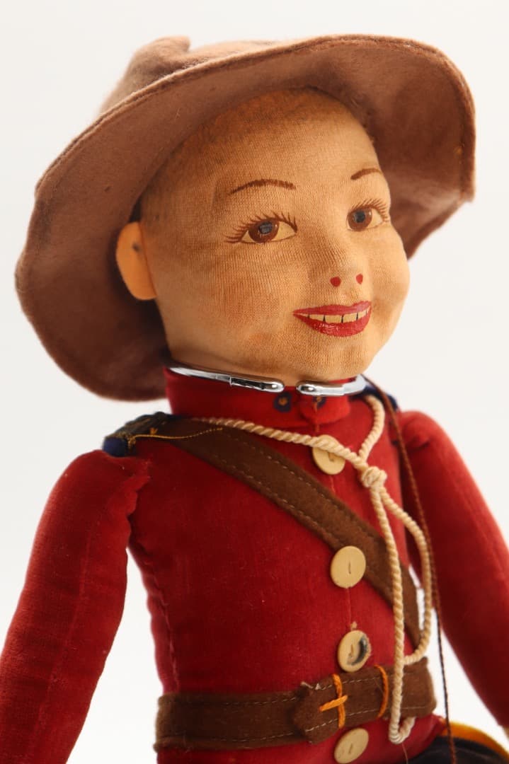 ビンテージ、ノラ・ウィリングス カナダ警察の赤い制服の布製人形 35cm