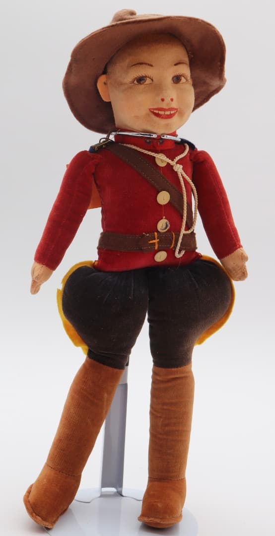 ビンテージ、ノラ・ウィリングス カナダ警察の赤い制服の布製人形 35cm