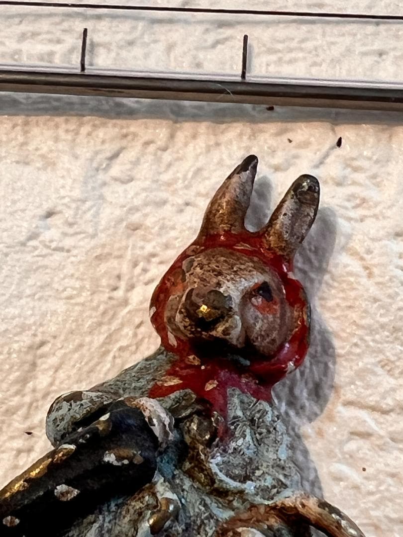 ビエナブロンズ　ミニチュアのフィギュア　　赤ずきんちゃんに化けたおおかみ